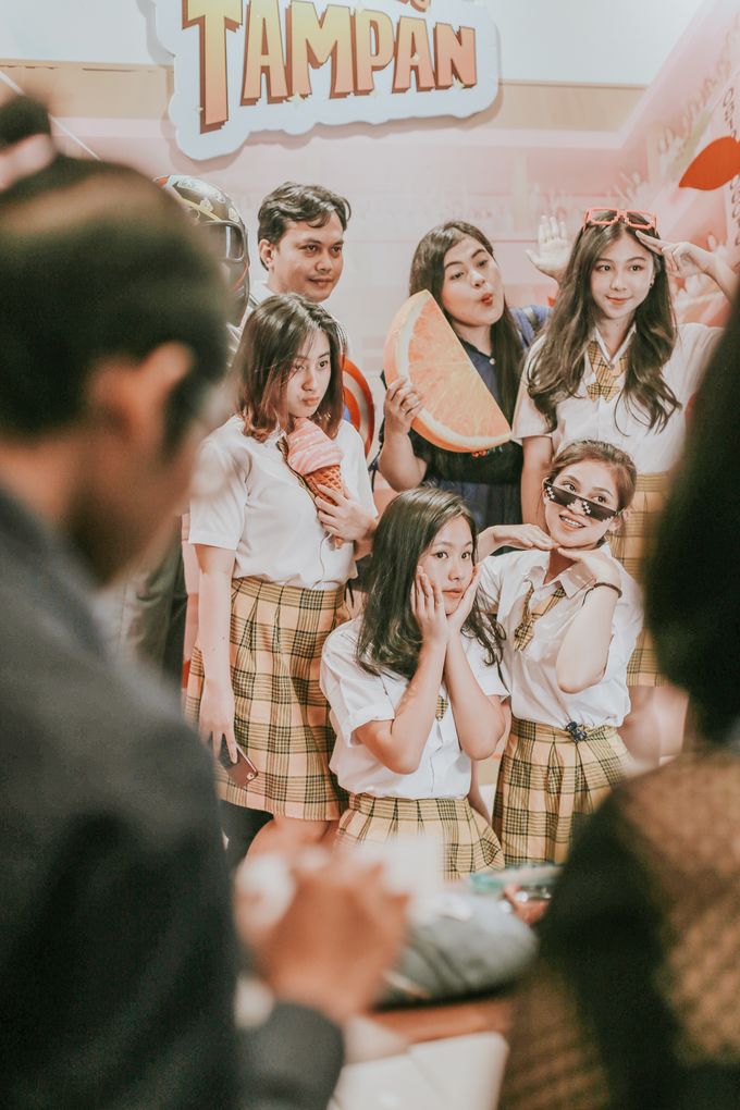 Terlalu Tampan Movie Gala Premiere By 83photostudio Bridestory Com Terlalu tampan (2019) sub indo witing tresno jalaran soko kulino alias mas kulin (ari irham) yang terlalu tampan selalu menghindari masuk ke sekolah regular dan memilih menghabiskan hampir 100% hidupnya di dalam rumah. terlalu tampan movie gala premiere by
