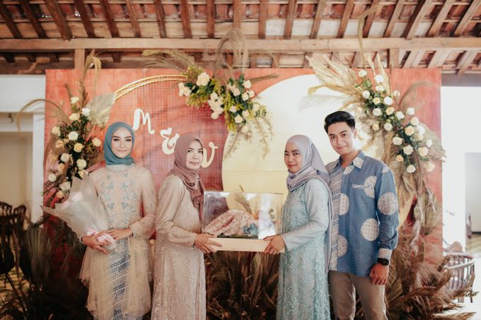 The Engagement of Melly & Wisnu by alienco photography - 020