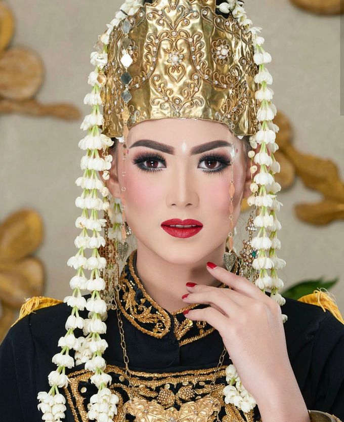 Keindahan Gaya Busana Pengantin Indonesia Timur by Sanggar Liza - 004 Keindahan Gaya Busana Pengantin Indonesia Timur by Sanggar Liza - 004