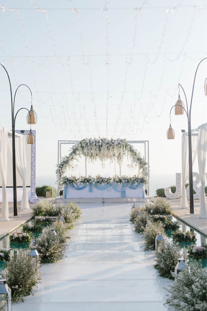 Charming Airy-blue Clifftop Wedding at Sunset Plenilunio Bali by Silverdust Decoration - 009 Charming Airy-blue Clifftop Wedding at Sunset Plenilunio Bali by Silverdust Decoration - 009