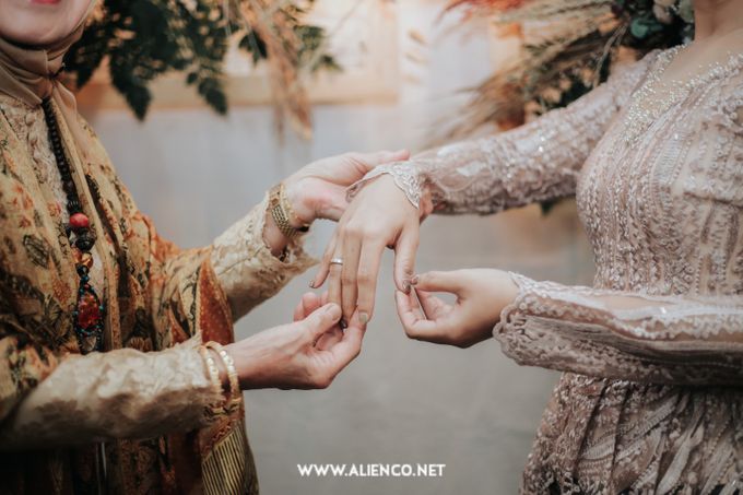 The Engagement of Andari & Fatahillah by alienco photography - 006