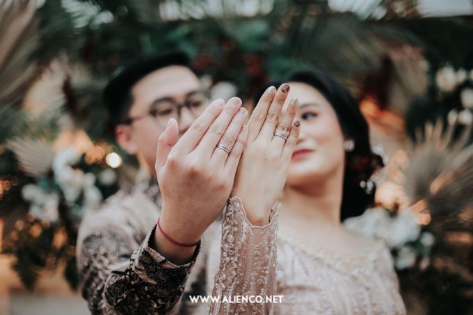 The Engagement of Andari & Fatahillah by alienco photography - 013