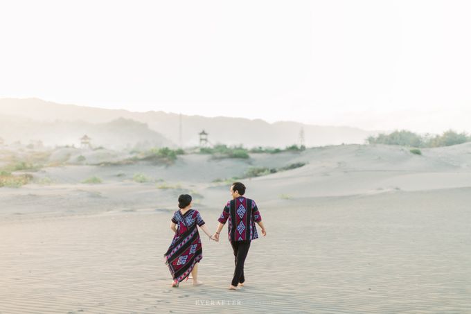 Nina & Ndaru in Famous Gumuk Pasir in Yogakarta by Everafter Journal - 003