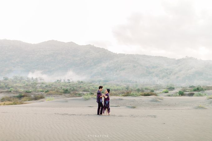 Nina & Ndaru in Famous Gumuk Pasir in Yogakarta by Everafter Journal - 005