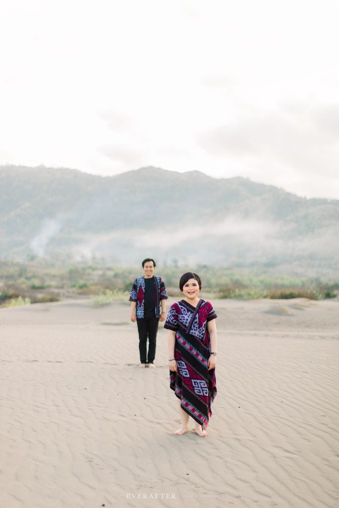 Nina & Ndaru in Famous Gumuk Pasir in Yogakarta by Everafter Journal - 006