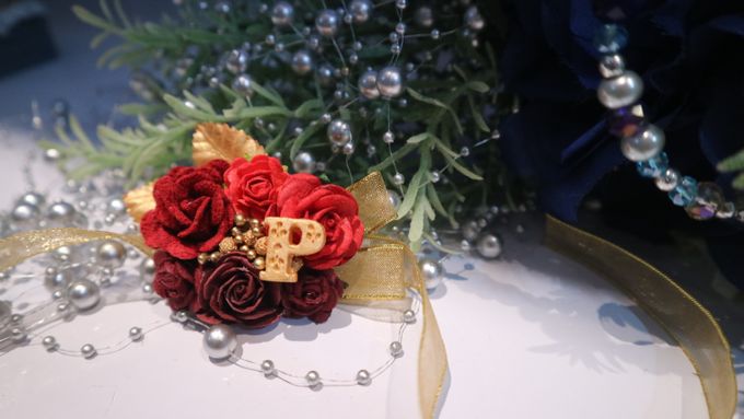 Boutonnieres & Hand Corsages by Art of ME - 004 Boutonnieres & Hand Corsages by Art of ME - 004