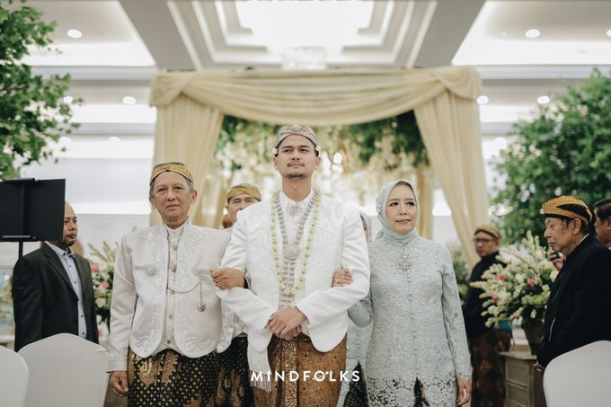 JAVANESE AKAD & RECEPTION OF DHANES & AYU by redberry wedding - 014