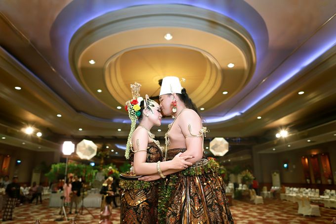 Wedding ULY SASONGKO dan ARIEF SETIAWAN by JACK HARYANTO MC - 010 Wedding ULY SASONGKO dan ARIEF SETIAWAN by JACK HARYANTO MC - 010