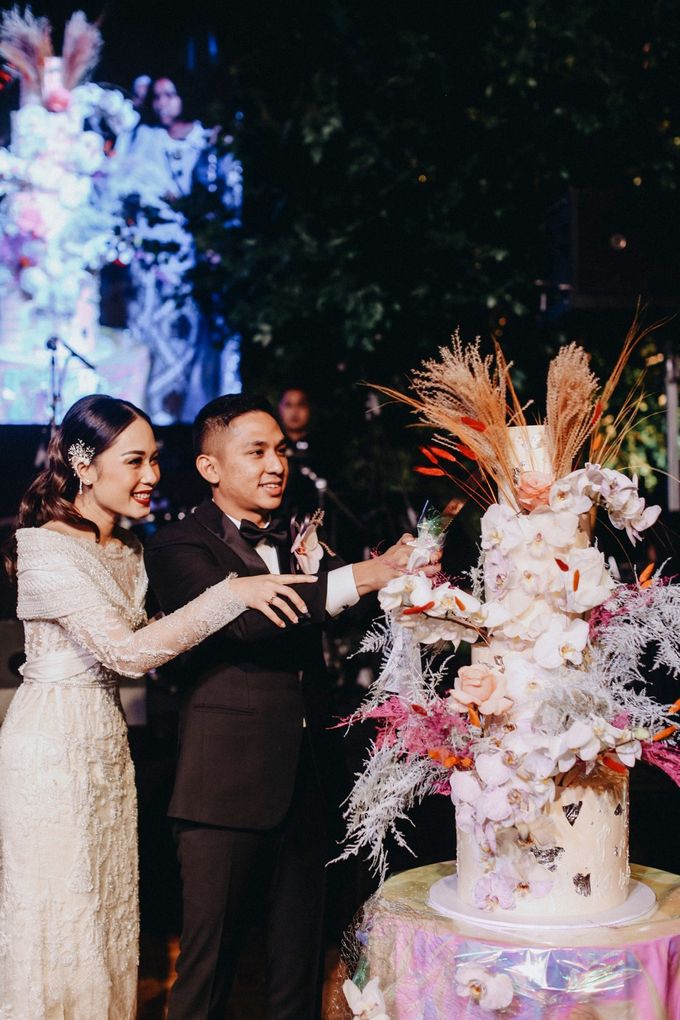 Ayla Dimitri and Rama Devara Wedding Cake by saptodjojokartiko bride - 001 Ayla Dimitri and Rama Devara Wedding Cake by saptodjojokartiko bride - 001