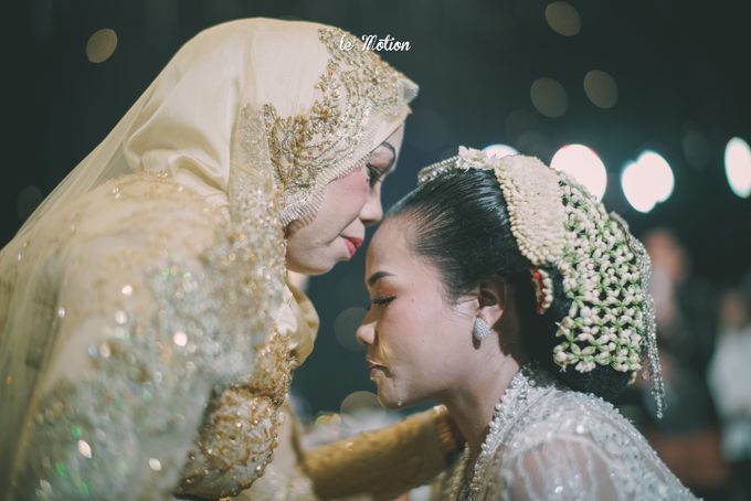 Javanese Mix Contemporary Wedding of Putri & Berry by Seserahan Manten - 010