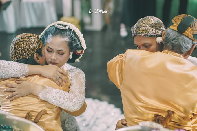 Javanese Mix Contemporary Wedding of Putri & Berry by Seserahan Manten - 011