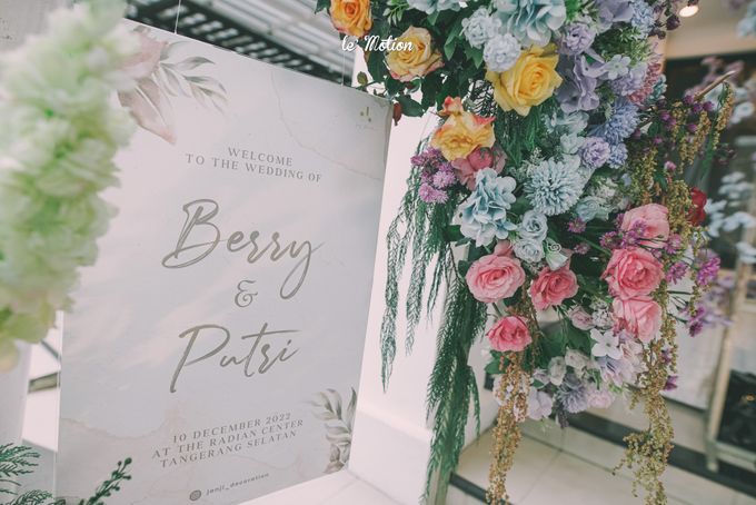 Javanese Mix Contemporary Wedding of Putri & Berry by Seserahan Manten - 028 Javanese Mix Contemporary Wedding of Putri & Berry by Seserahan Manten - 028