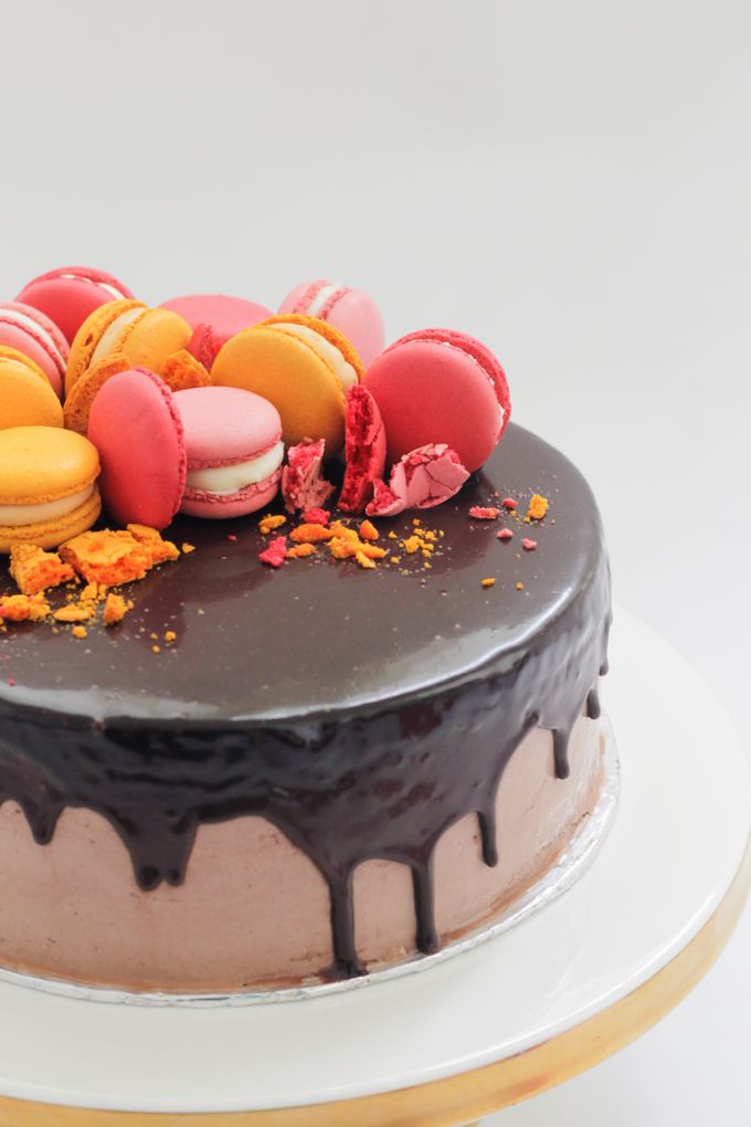 Party Cake - Baileys Chocolate with Macaron by Lareia Cake & Co. - 004