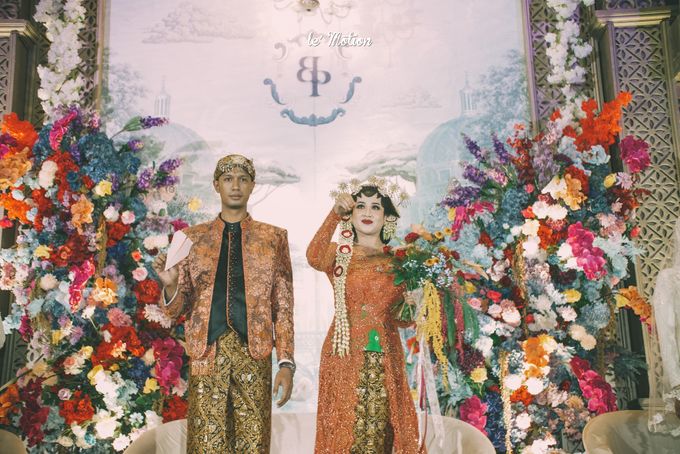 Javanese Mix Contemporary Wedding of Putri & Berry by Seserahan Manten - 035