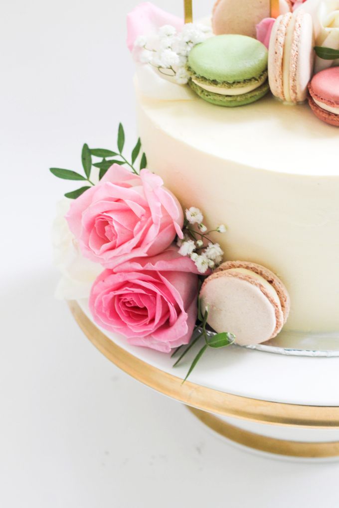 Party Cake - Frosted Cake with Macarons and Flowers by Lareia Cake & Co. - 001 Party Cake - Frosted Cake with Macarons and Flowers by Lareia Cake & Co. - 001