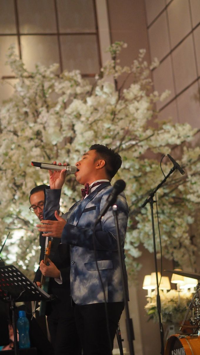 Chaka & The Band Wedding Music Entertainment at Fairmont Hotel Senayan Jakarta by Chaka Music - 008 Chaka & The Band Wedding Music Entertainment at Fairmont Hotel Senayan Jakarta by Chaka Music - 008