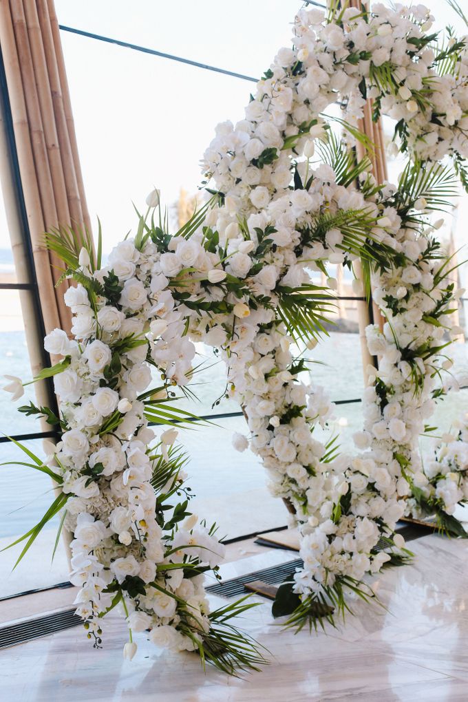 Modern-tradisional Tropical Greenery Wedding Ceremony at Kempinski Apurva Bali by Silverdust Decoration - 007