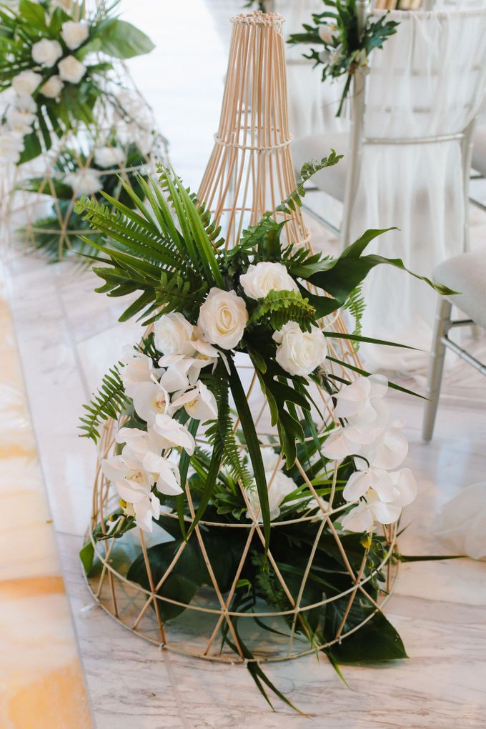 Modern-tradisional Tropical Greenery Wedding Ceremony at Kempinski Apurva Bali by Silverdust Decoration - 011