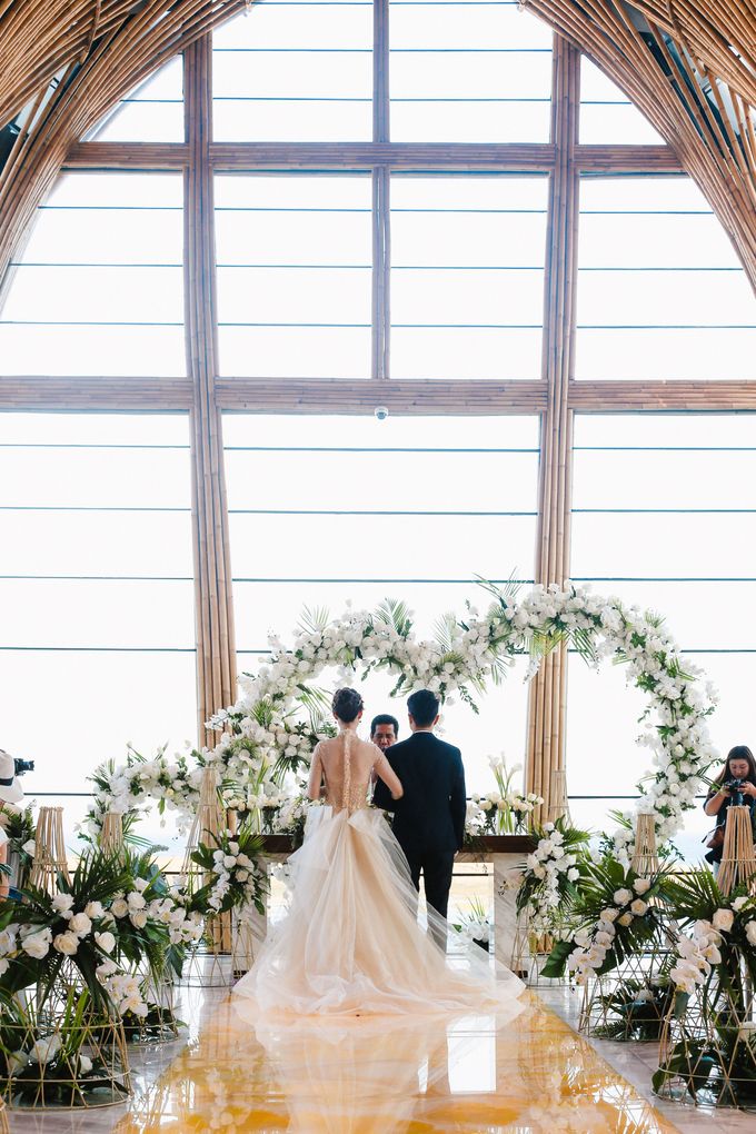 Modern-tradisional Tropical Greenery Wedding Ceremony at Kempinski Apurva Bali by Silverdust Decoration - 015