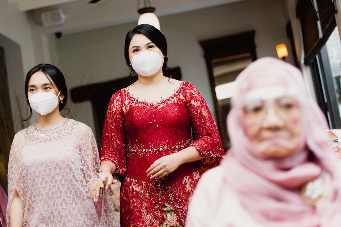 The Engagement of Dila & Rizky by Kaara Bride by Mutiara Meddyan - 003 The Engagement of Dila & Rizky by Kaara Bride by Mutiara Meddyan - 003