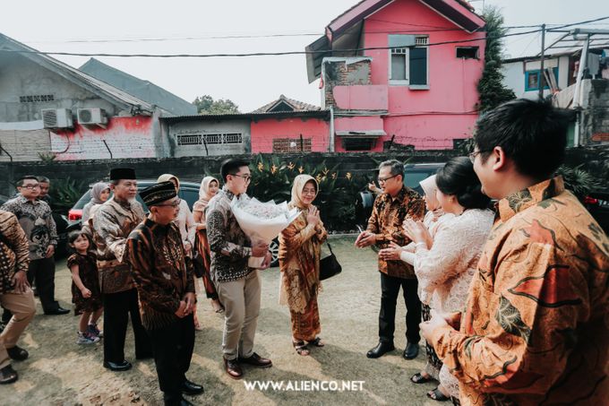 The Engagement of Andari & Fatahillah by alienco photography - 024