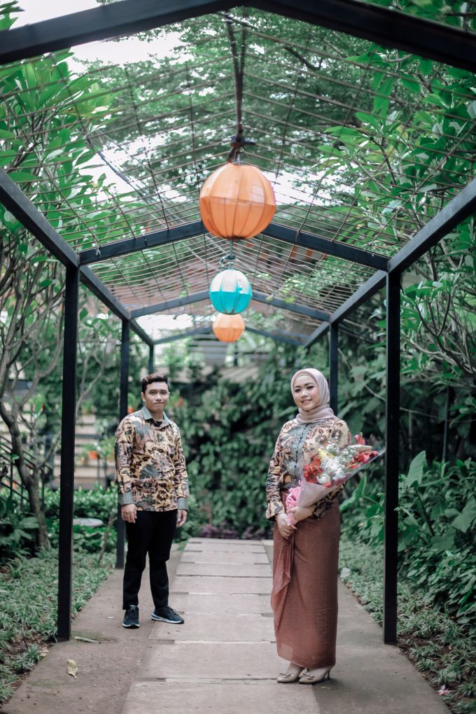 ENGAGEMENT MOMENT - FIDELIA & FAJAR by Esper Photography - 019