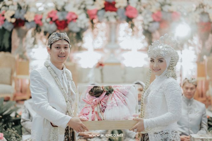 THE WEDDING OF ANGGI & iNDRA by alienco photography - 017