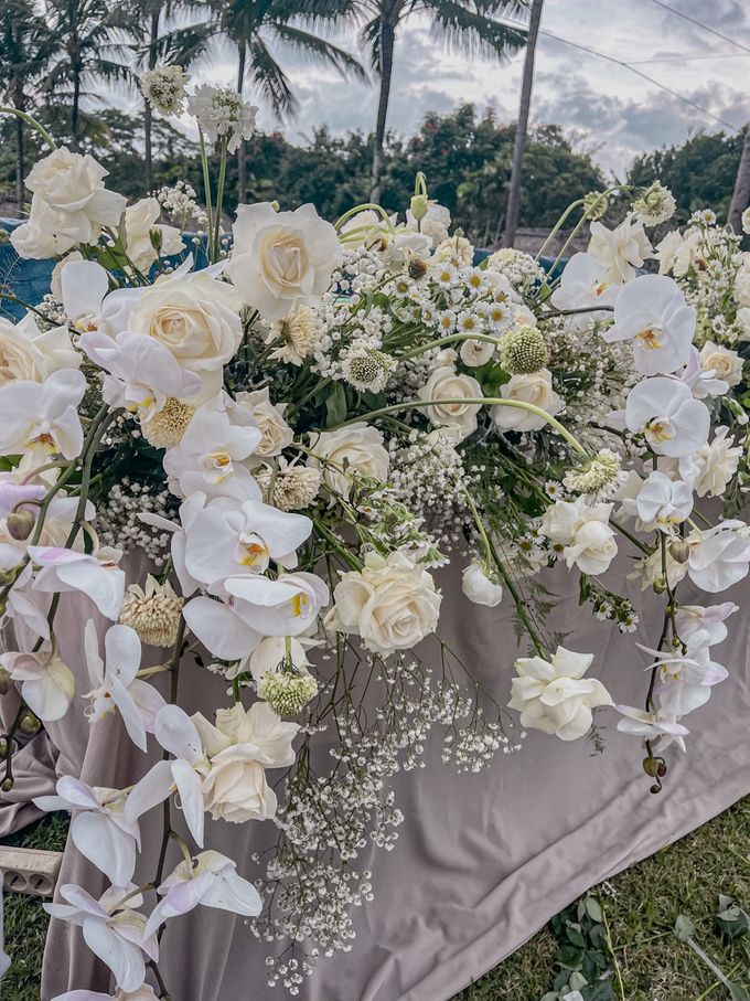 Lavish White in Maya Ubud by White Allium Floral Design Decor - 009 Lavish White in Maya Ubud by White Allium Floral Design Decor - 009