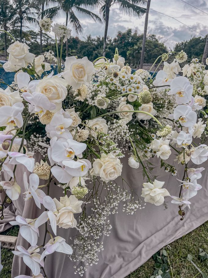 Lavish White in Maya Ubud by White Allium Floral Design Decor - 009