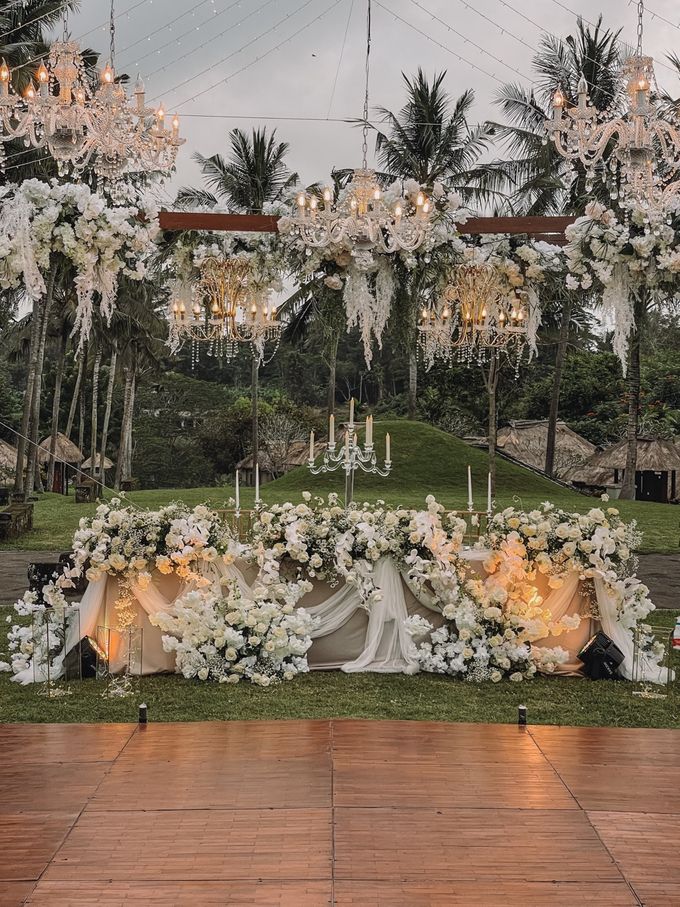 Lavish White in Maya Ubud by White Allium Floral Design Decor - 008 Lavish White in Maya Ubud by White Allium Floral Design Decor - 008