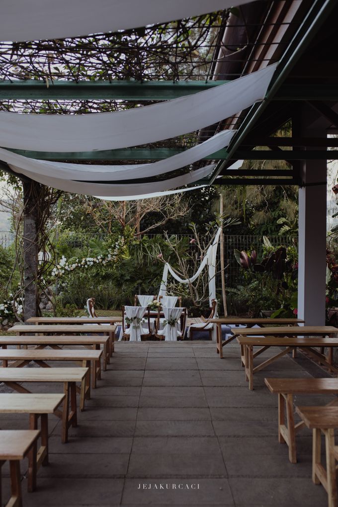 A Harmonious Front Yard Wedding - Nyoman & Ramadhan by IONA Plant House - 005 A Harmonious Front Yard Wedding - Nyoman & Ramadhan by IONA Plant House - 005