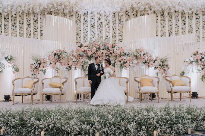 Compilation of White Themed Wedding by Skenoo Hall Emporium Pluit by IKK Wedding - 005 Compilation of White Themed Wedding by Skenoo Hall Emporium Pluit by IKK Wedding - 005