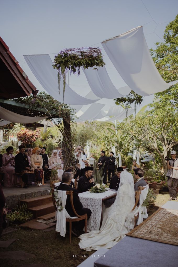 A Harmonious Front Yard Wedding - Nyoman & Ramadhan by IONA Plant House - 009 A Harmonious Front Yard Wedding - Nyoman & Ramadhan by IONA Plant House - 009