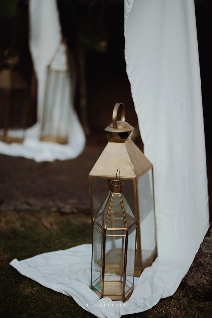 A Harmonious Front Yard Wedding - Nyoman & Ramadhan by IONA Plant House - 021 A Harmonious Front Yard Wedding - Nyoman & Ramadhan by IONA Plant House - 021