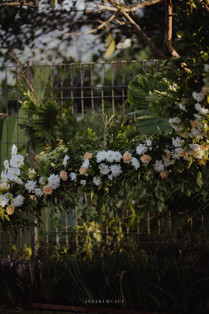 A Harmonious Front Yard Wedding - Nyoman & Ramadhan by IONA Plant House - 017 A Harmonious Front Yard Wedding - Nyoman & Ramadhan by IONA Plant House - 017