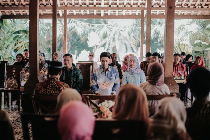 The Engagement of Melly & Wisnu by alienco photography - 050