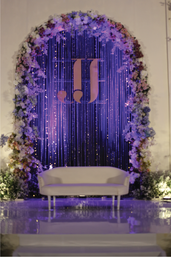 Jimmy & Jessica Wedding Decoration at Hilton Ballroom, Bandung by Valentine Wedding Decoration - 015