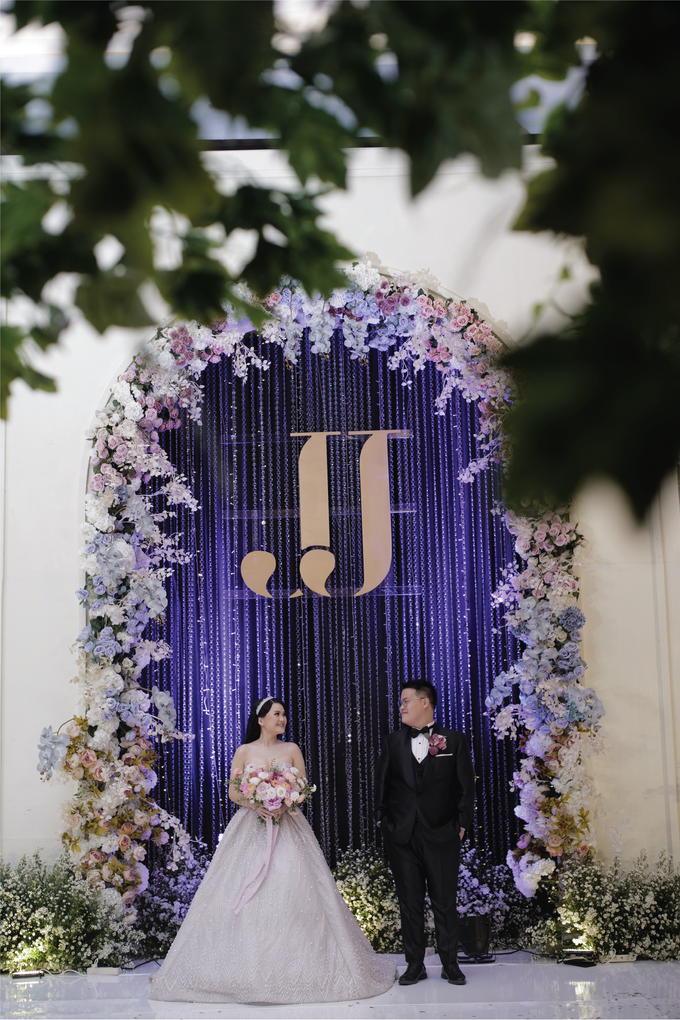 Jimmy & Jessica Wedding Decoration at Hilton Ballroom, Bandung by Valentine Wedding Decoration - 039