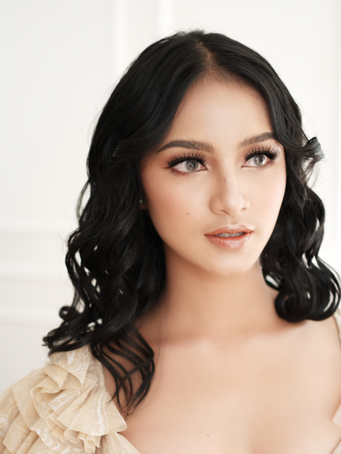 DEWY by Intana Makeup - 001 DEWY by Intana Makeup - 001