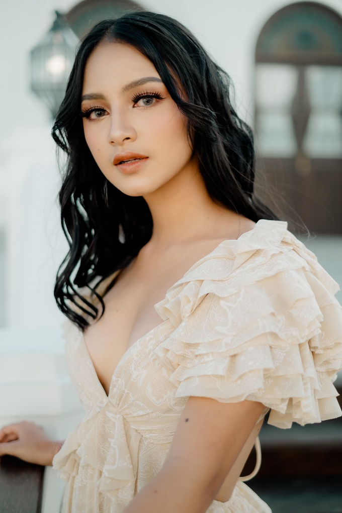 DEWY by Intana Makeup - 004 DEWY by Intana Makeup - 004
