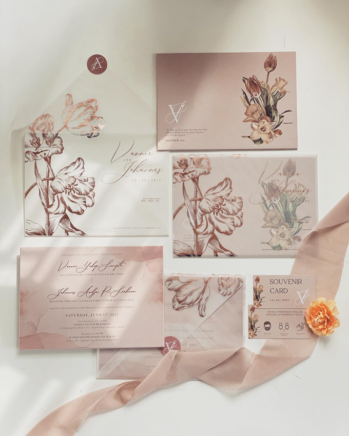 Vellum and rosegold foil invitation by Invitation Papermint - 001