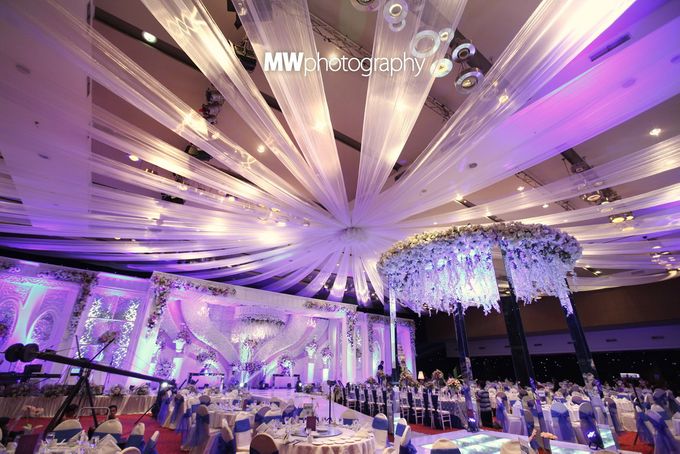 Beautiful Wedding at Mercure Hotel Surabaya by Five Stars Wedding Organizer by Moire Photo & Video - 011 Beautiful Wedding at Mercure Hotel Surabaya by Five Stars Wedding Organizer by Moire Photo & Video - 011
