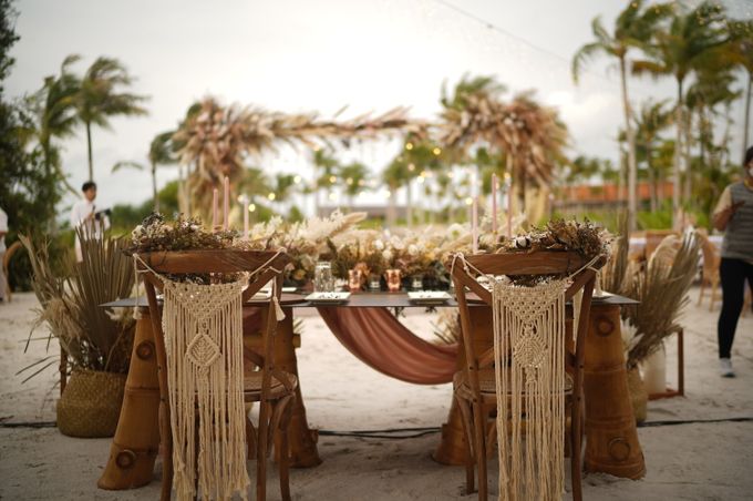 Adipati Dolken & Canti Tachril Beach Wedding by GLOW LIGHT - 003 Adipati Dolken & Canti Tachril Beach Wedding by GLOW LIGHT - 003