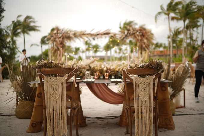 Adipati Dolken & Canti Tachril Beach Wedding by GLOW LIGHT - 003