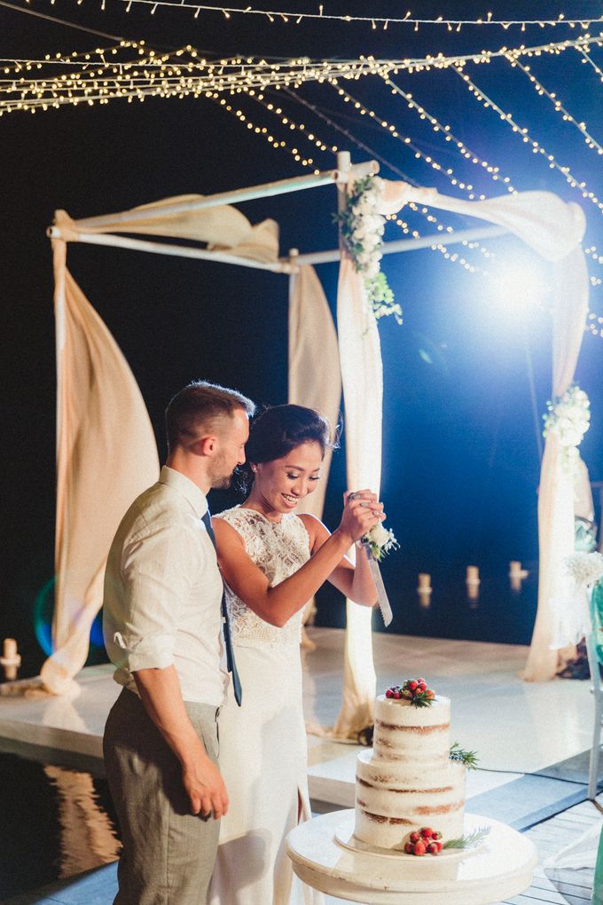 Modern Botanical Wedding of James & Dyah at Villa OMG Bali by Ixora Cakes - 002 Modern Botanical Wedding of James & Dyah at Villa OMG Bali by Ixora Cakes - 002