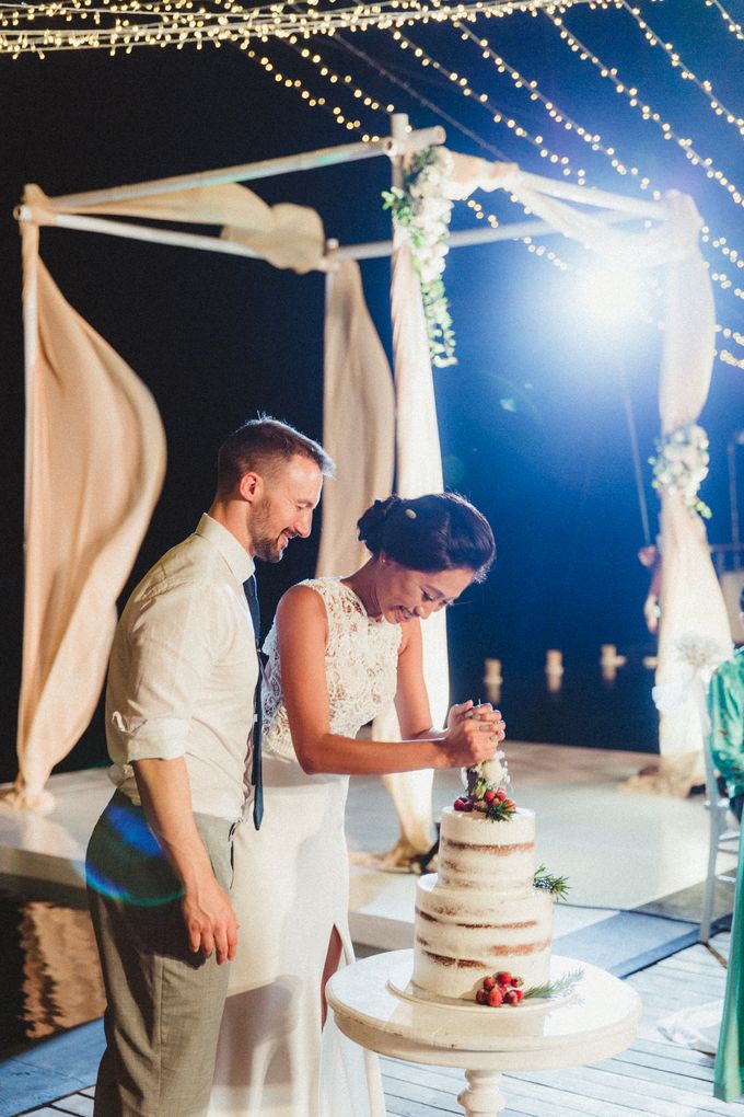 Modern Botanical Wedding of James & Dyah at Villa OMG Bali by Ixora Cakes - 003 Modern Botanical Wedding of James & Dyah at Villa OMG Bali by Ixora Cakes - 003