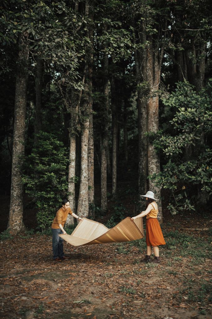 Forest Picnic Prewedding of Janissa & Kresna by fire, wood & earth - 022 Forest Picnic Prewedding of Janissa & Kresna by fire, wood & earth - 022