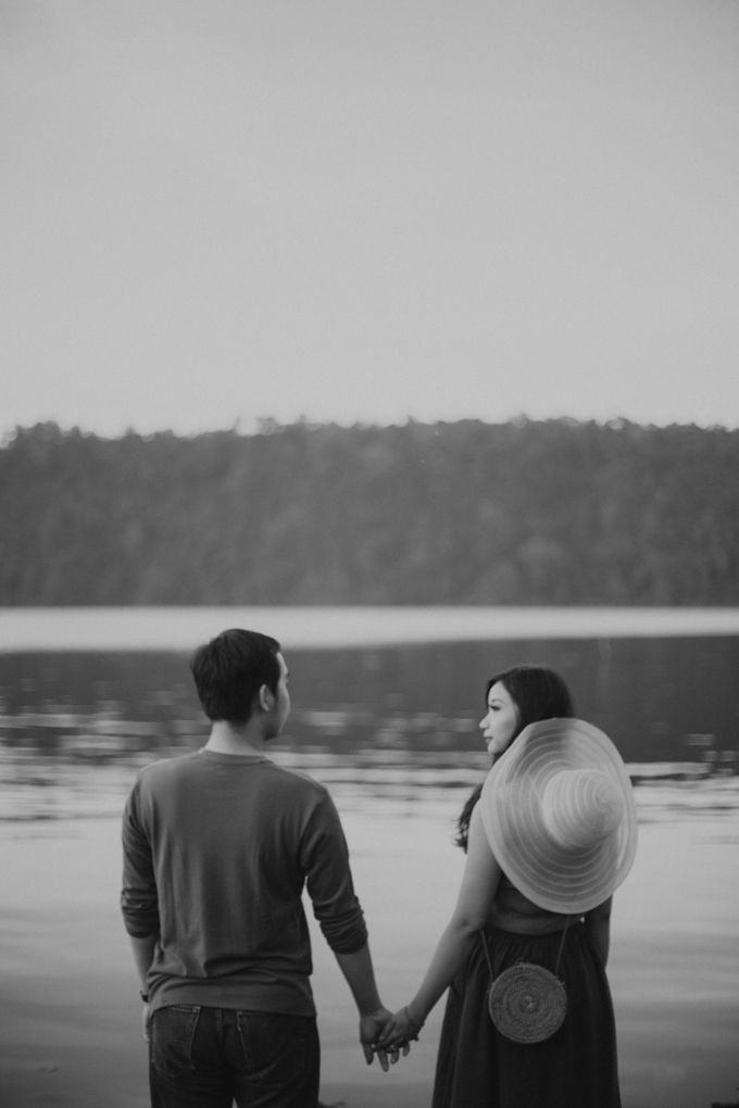Forest Picnic Prewedding of Janissa & Kresna by fire, wood & earth - 041 Forest Picnic Prewedding of Janissa & Kresna by fire, wood & earth - 041