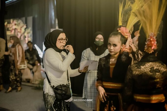 Pernikahan Juan dan Bulan // Sebuah Kisah dalam Balutan Keanggunan by Kayuwangi Wedding Planner & Organizer - 025