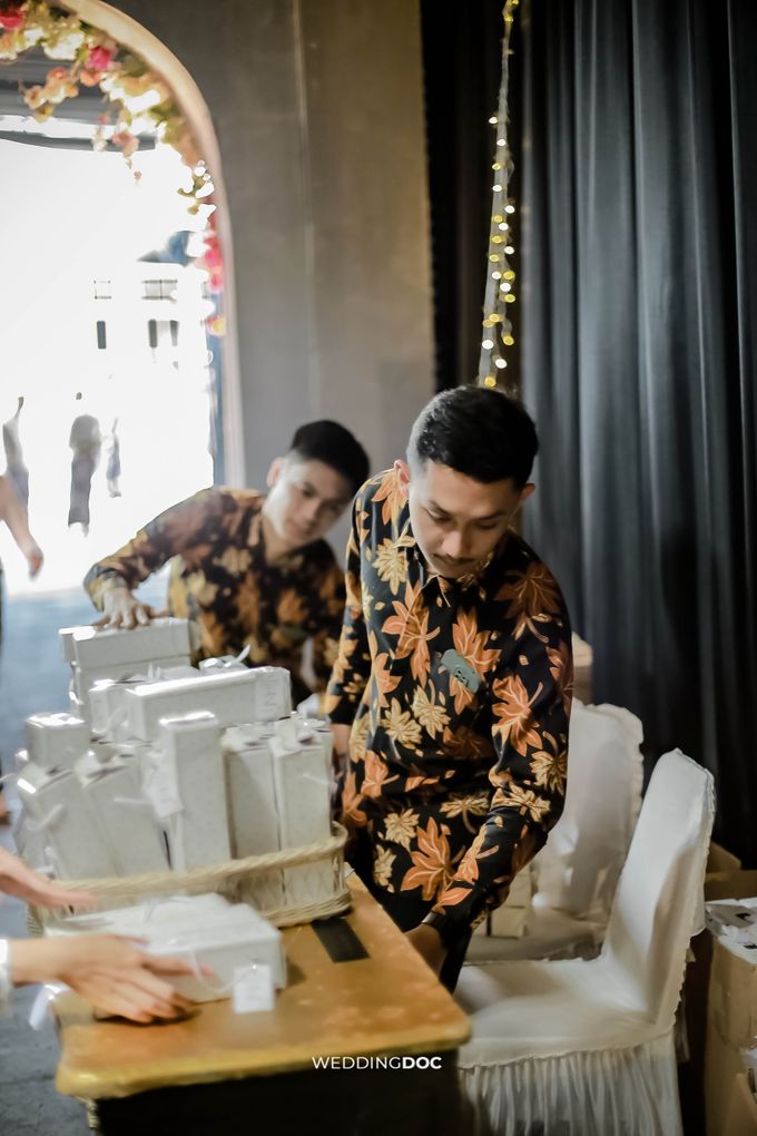 Pernikahan Juan dan Bulan // Sebuah Kisah dalam Balutan Keanggunan by Kayuwangi Wedding Planner & Organizer - 028